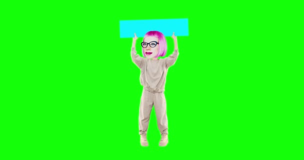 Stop beweging animatie grappig karakter Girlwith verschillende emoties op chroma key achtergrond. Ideaal voor reclame en presentaties, houd in de hand banner beweging — Stockvideo