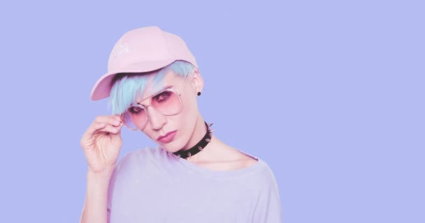 Módní emoce Teen Girl pózuje ve stylovém doplňky sluneční brýle, choker a čepice ve studiu. Koncept módního oblečení — Stock video