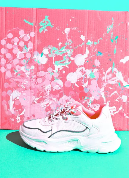 Κομψά Λευκά Sneakers Δημιουργικό Ζωγραφισμένο Φόντο Minimal Μόδα Παστέλ Τάσεις — Φωτογραφία Αρχείου