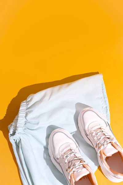 Kläder Platt Låg Sommar Outfit Mode Snygga Vita Sneakers Pastellfärger — Stockfoto