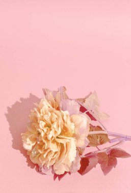 Plastik çiçekler duvar kağıdı minimum tasarım natürmort yaşam konsepti