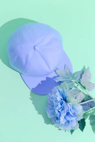 Plastikblå Blommor Och Mössa Minimal Design Mode Tillbehör Koncept — Stockfoto