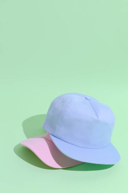 Şehir tarzı düz konsept kıyafet konsepti. Pastel renkler estetik. Beyzbol Şapkaları