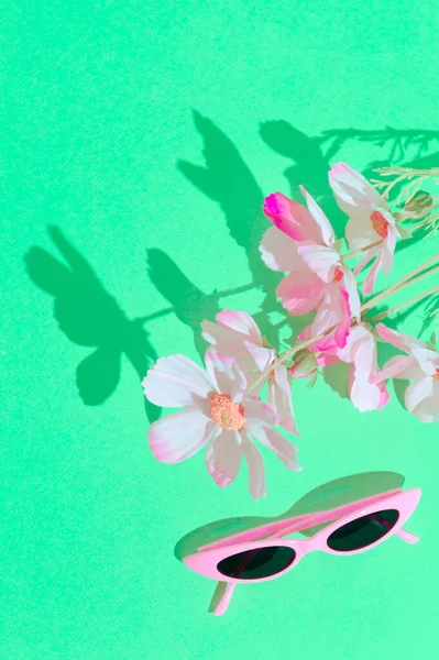 Stylish Summer Accessories Sunglasses Flowers Fashion Still Life Concept — Stock Photo, Image