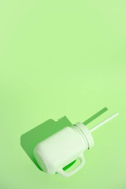 Minimum estetik natürmort monokrom tasarımı. Aqua trendleri belirler. Meyve suyu kupası. Çiğ vegan konsepti