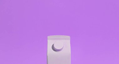 Plastik yaşam konsepti sanatı. Gezegen kurtarma fikri. Minimal natürmort. Süt paketi