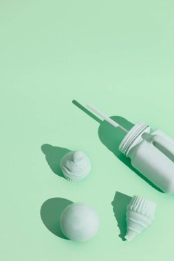 Minimum estetik natürmort monokrom tasarımı. Aqua trendleri belirler. Meyve suyu bardağı ve sahte pasta.