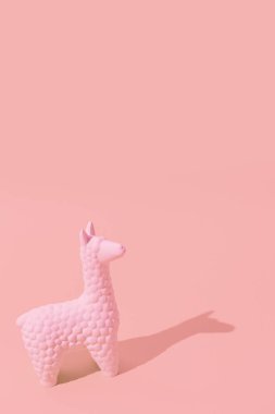 Lama. Minimal natürmort. Tek renkli trend renkleri.