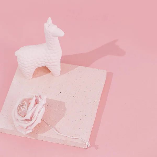 Lama Leksak Minimal Stilleben Konst Monokroma Trendiga Färger Pink — Stockfoto