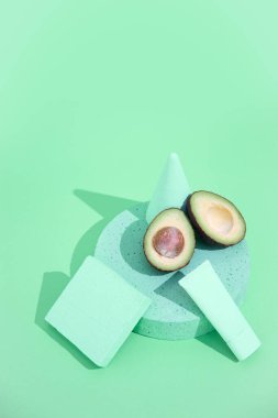 Minimum estetik natürmort monokrom tasarımı. Aqua Menthe trendleri. Avokado ve el. El bakımı doğal konsept