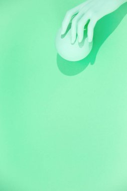 Minimum estetik natürmort monokrom tasarımı. Aqua trendleri belirler. Çember geometri ve el