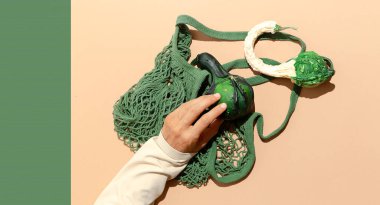 Tekstil eko torbalarında taze organik balkabağı. Çevre dostu ve sıfır atık kavramı. Asgari tasarım