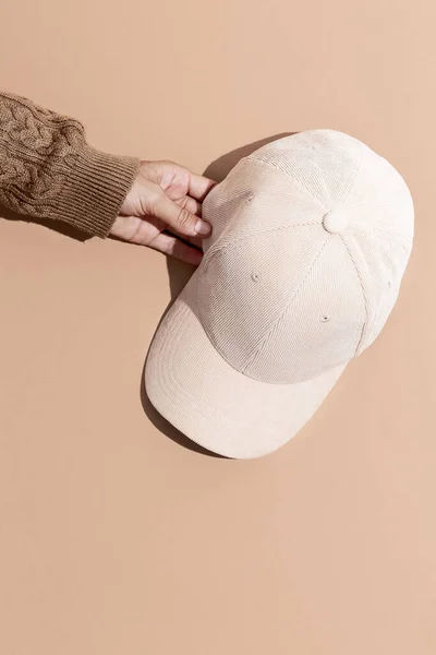 Manos Mujer Sostienen Elegante Gorra Terciopelo Sobre Fondo Beige Copiar —  Fotos de Stock