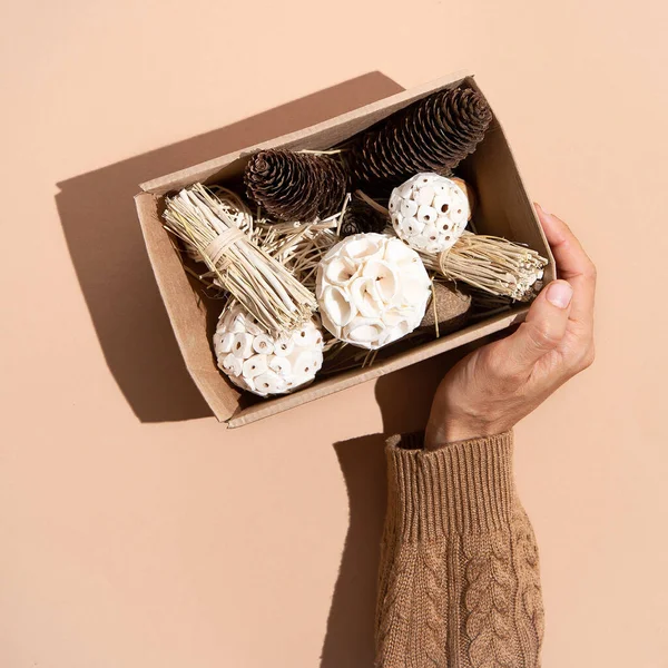 Las Manos Sostienen Caja Decoración Otoño Sobre Fondo Beige Vista — Foto de Stock