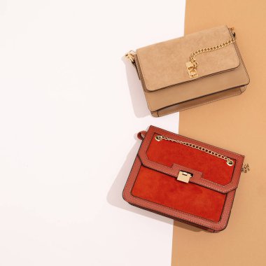 Şık sonbahar aksesuarları minimumda duruyordu. Debriyaj çantaları hazır. Sonbahar moda konsepti. Renk arkaplanı tasarla. Boşluğu kopyala