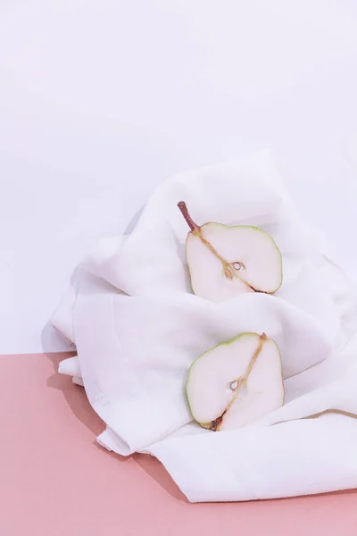 Composición Bodegón Moda Con Pera Fresca Sobre Fondo Textil Blanco — Foto de Stock
