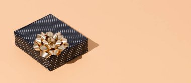 Moda bej arka planda izometrik olarak hediye kutusu polka nokta tasarımı. Boşluğu kopyala.