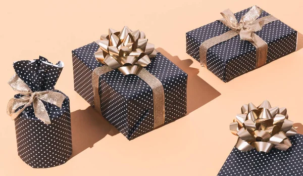 Gift Box Set Polka Dot Design Isométrico Sobre Fundo Bege — Fotografia de Stock