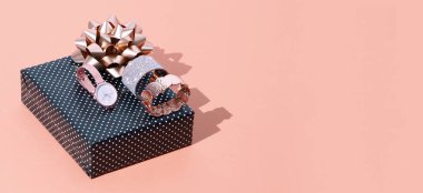 Moda sahnesi mücevher saatleri ve bilezikler hediye kutusuyla izometrik. Boşluğu kopyala.