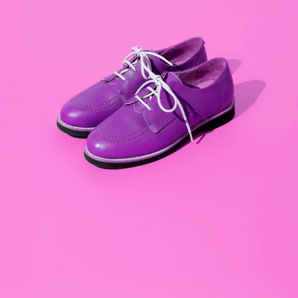 紫の背景にアイソメトリックヴィンテージスタイリッシュな靴 ミニマルファッションレトロなコンセプト 静物画 — ストック写真