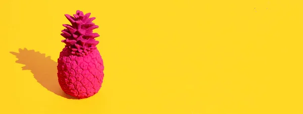 Rosa Ananas Auf Gelbem Hintergrund Minimal Stillleben Kopierraum — Stockfoto
