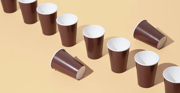 Tasses Plastique Isométriques Sur Fond Beige Minimal Art Nature Morte — Photo