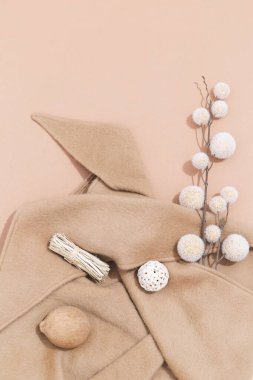 Sonbahar brunch dekoru ve yün atkıyla kış sıcacık arka planda kalın. Moda bej kahverengi renk tonları. Minimalist estetik