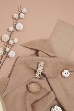 Sonbahar brunch dekoru ve yün atkıyla kış sıcacık arka planda kalın. Moda bej kahverengi renk tonları. Minimalist estetik