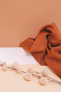 Sonbahar brunch dekoru ve tekstil ile kış sıcacık arka plan. Blogcular için düz bir yatak. Renkli pastel bej kahverengi tonlar. Boşluğu kopyala