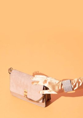 Moda ve altın. Kadın eli, şık mücevherler, el çantası çantası. Minimal natürmort yaşam tasarımı. Kadın aksesuarları, bilezikler ve eldivenler. Moda blogcuları için ideal
