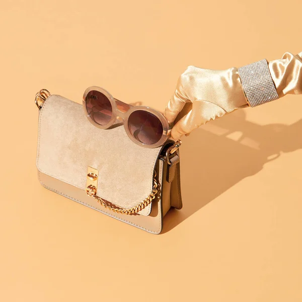 Mode Und Gold Weibliche Hand Stilvoller Schmuck Handtaschen Clutch Minimales — Stockfoto
