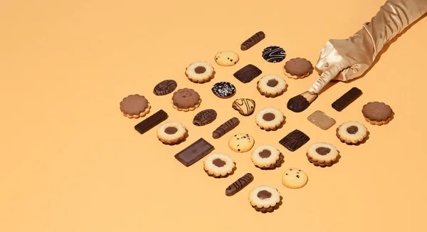 Mano Guantes Oro Vintage Sostiene Las Galletas Dulces Fondo Bodegón — Foto de Stock