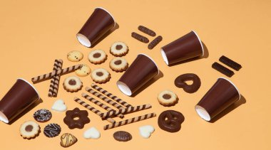 Çikolatalı kurabiye ve plastik kapaklı arka plan. Kış tatili zamanı. Minimal natürmort. Noel konsepti