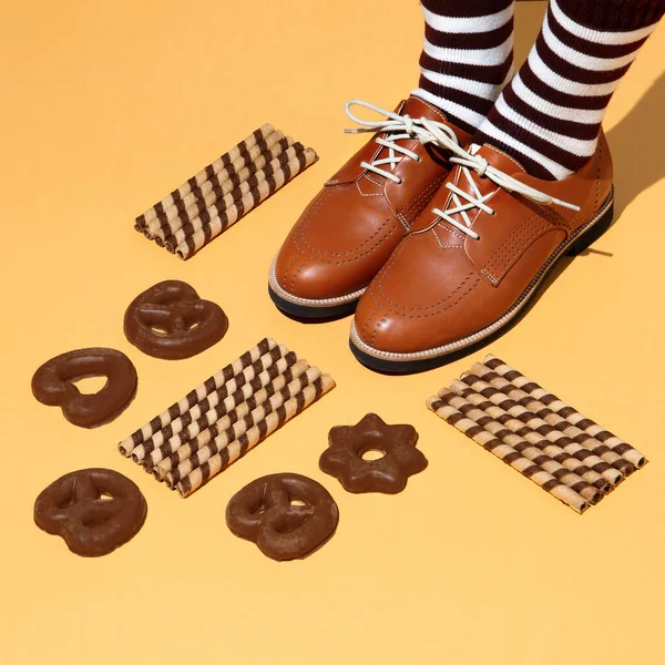 Нога Вінтажних Смугастих Шкарпетках Взутті Стильному Ізометричному Просторі Солодкого Печива — стокове фото