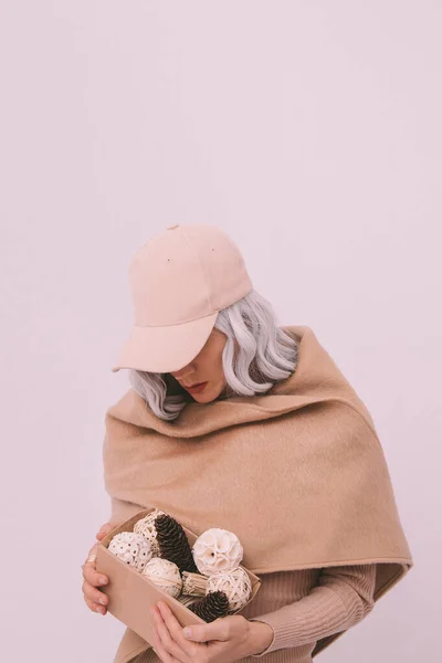 Gadis Muda Bergaya Dengan Topi Beige Hangat Sweater Dan Syal — Stok Foto