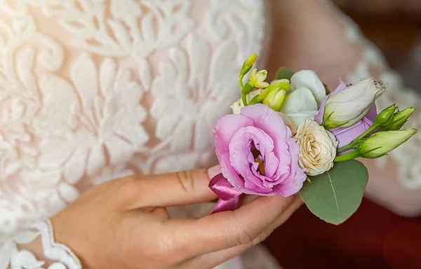 Egy csokor a vőlegény menyasszony kezét. hely a szöveg — Stock Fotó