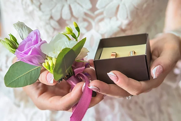 Esküvő gyűrű a kezében. a menyasszony kezében jegygyűrű. — Stock Fotó