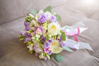 Güzel düğün buket beyaz, pembe ve ultra mor çiçekler için metin yerleştirin..