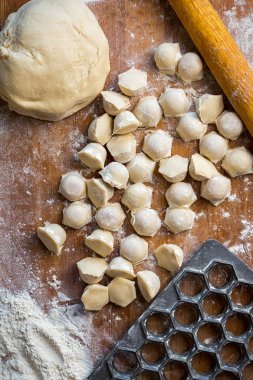 un ve ahşap bir masa üzerinde bir köfte şekli ile bir tabloda ev yapımı köfte