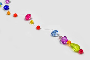 Tasarım beyaz bir arka plan üzerinde renkli boncuklar