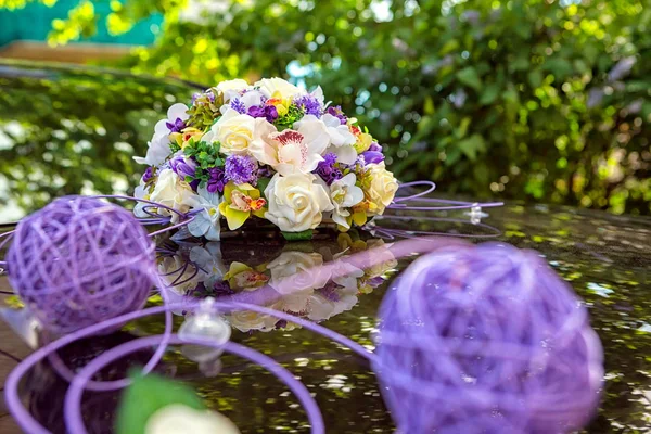 Bouquet de mariage sur le capot d'une voiture rétro blanche — Photo