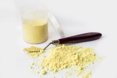 Beyaz bir arka plan üzerinde Napoliten Sarı pigment