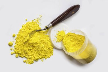 Kadmiyum sarı pigment beyaz bir arka plan üzerinde