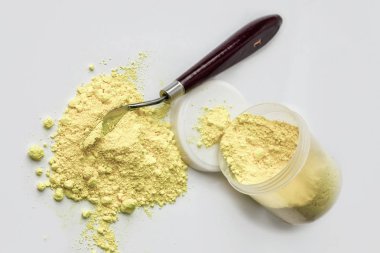 Beyaz bir arka plan üzerinde Napoliten Sarı pigment
