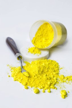 Kadmiyum sarı pigment beyaz bir arka plan üzerinde