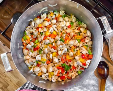 bir banyoda renkli doğranmış sebze. Dilimlenmiş salata, üstten görünüm. marul arka plan