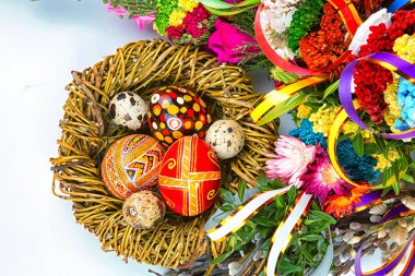 Pazar arka planını söğüt dalları, willow buketleri söğüt. Paskalya üstten görünüm. metin için yer