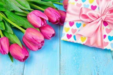 Bahar arka plan. Buket çiçek ahşap arka plan ve bir yuva yumurta ile. Bahar