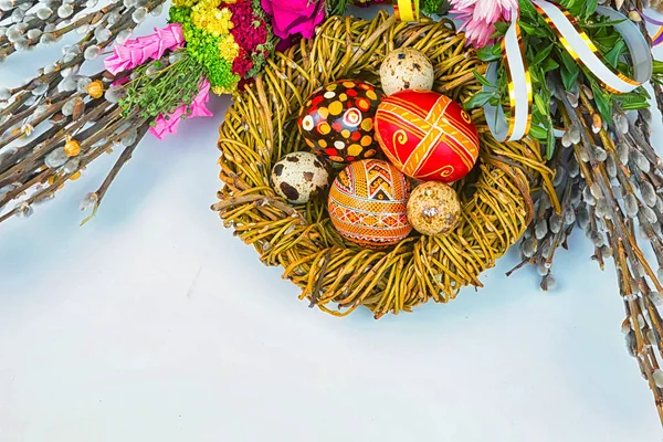 Pazar arka planını söğüt dalları, willow buketleri söğüt. Paskalya üstten görünüm. metin için yer