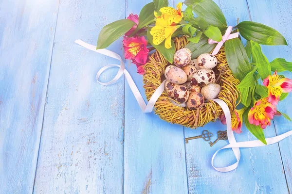 Veselé Velikonoce. Blahopřejeme k Velikonočnímu pozadí. Velikonoční vajíčka a květiny. — Stock fotografie